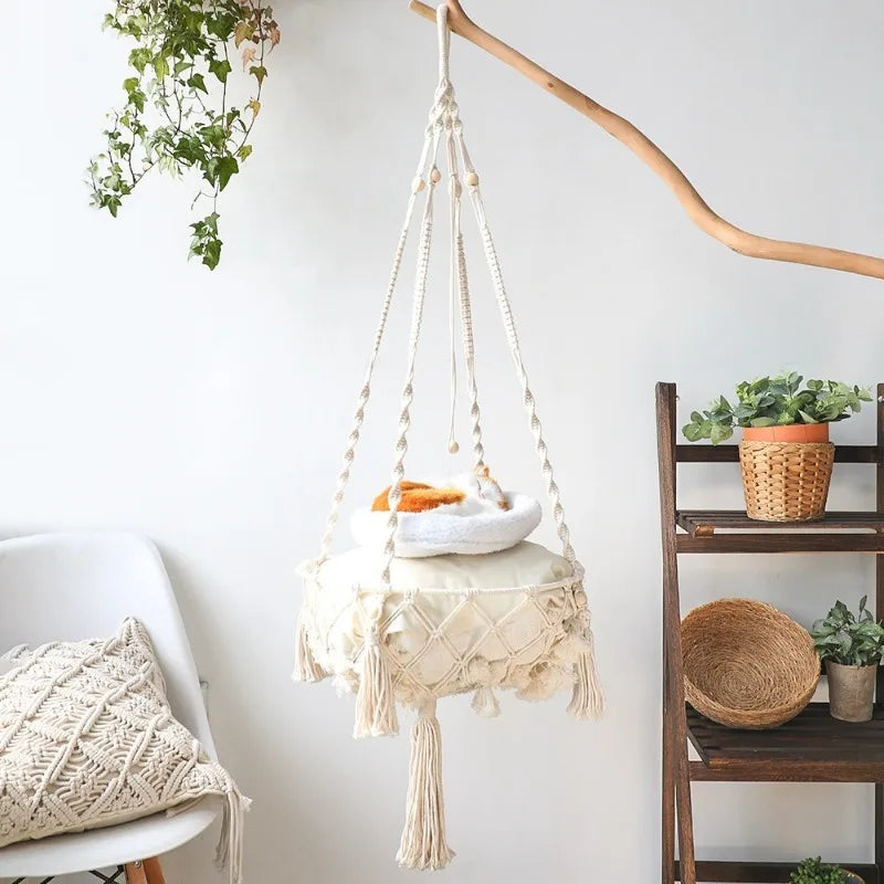 Chat installé dans le hamac macramé