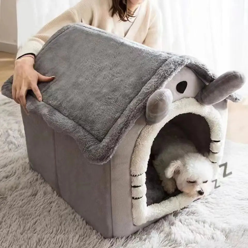 Maisonnette Ourson grise au toit amovible, petit chien endormi à l'intérieur