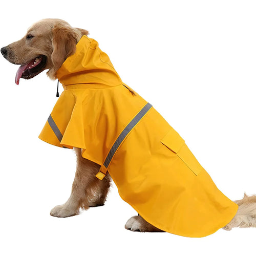 Grand chien en cape de pluie jaune