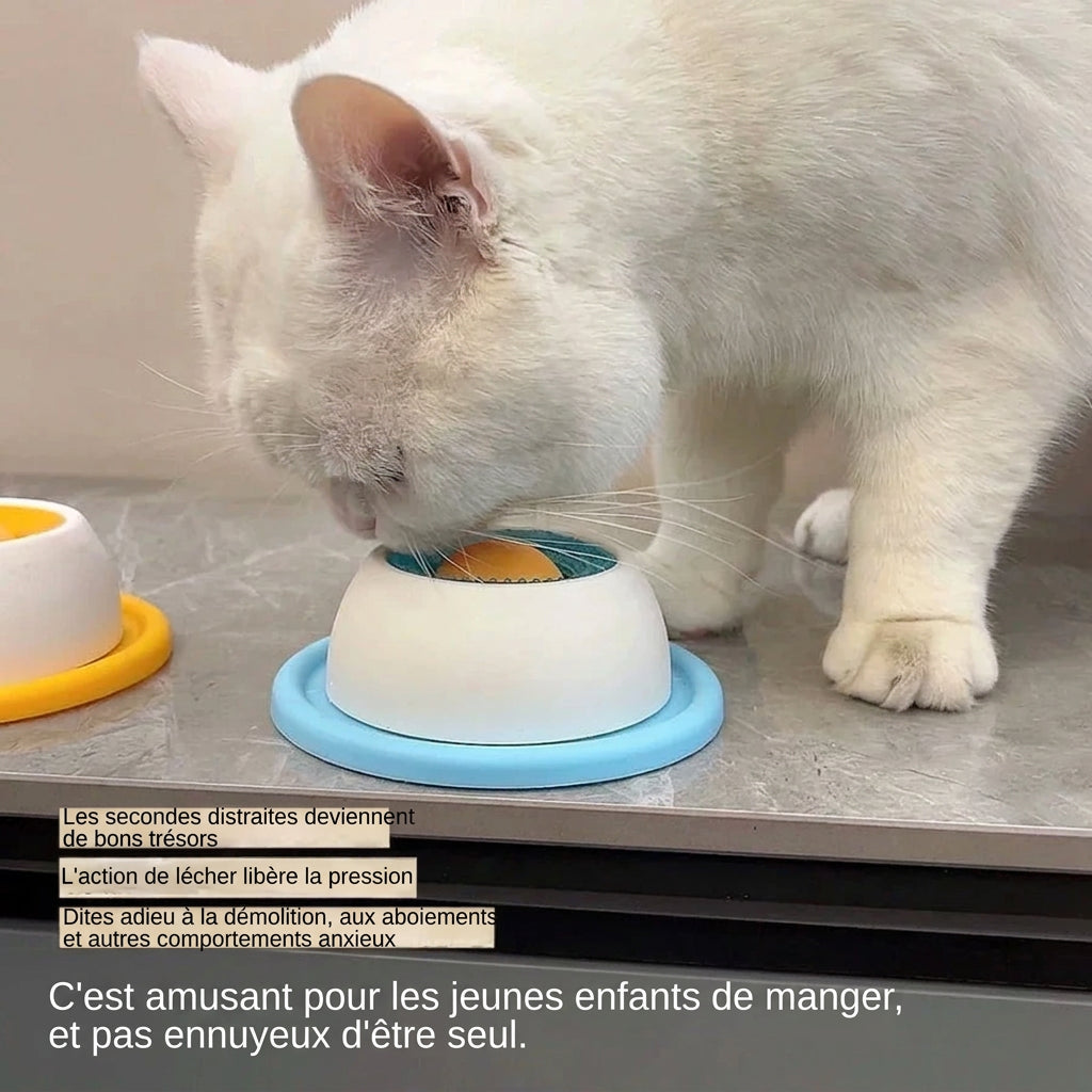 Remplissage du réservoir du jouet à lécher