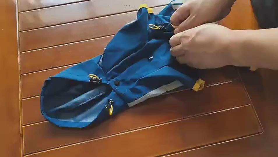 Combinaison de pluie Rando portée par un chien, en vidéo